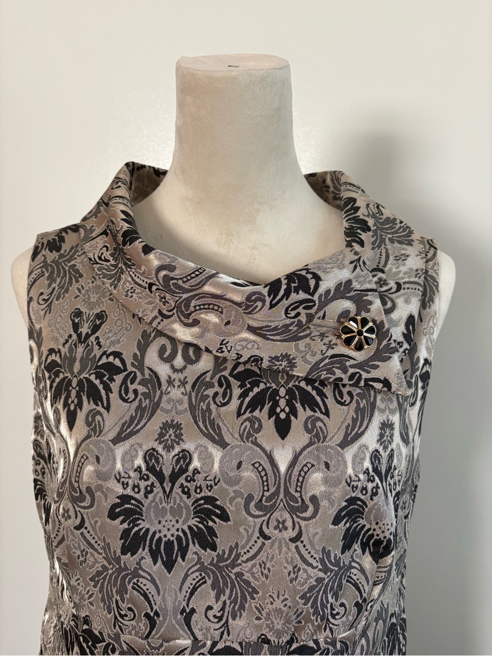 Tahari Damask Sheath Sleeveless Brooch Collard Tan/Black Midi Dress Size 12